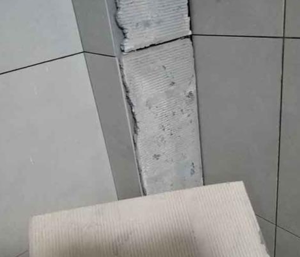 龙海瓷砖空鼓维修公司分享下厨房瓷砖脱落的补救措施。